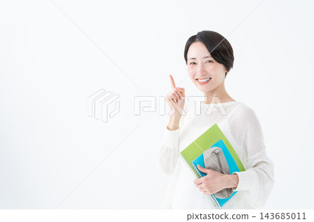 一名正在攻讀資格證書的女子——冒著風險 143685011