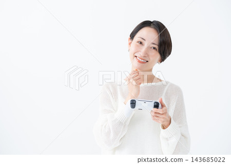 一個女人正在考慮玩遊戲 143685022