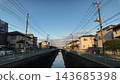 黃昏時分，埼玉縣一處居民區內的水道和街道景觀。 143685398