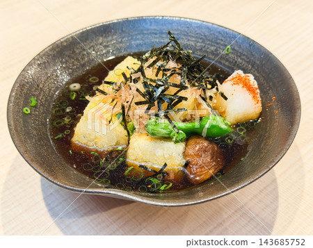 日式炸豆腐，上面放有青椒和磨碎的白蘿蔔。 143685752