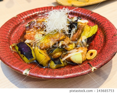 牛肉茄子炒製,略帶甜味,撒上蔥絲。 牛肉茄子炒製,略帶甜味,撒上蔥絲。 143685753