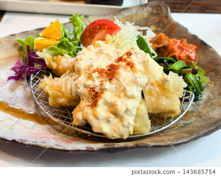 南蠻雞,淋上塔塔醬。一道日式雞肉料理,也是宮崎縣的特色菜。 南蠻雞,淋上塔塔醬。一道日式雞肉料理,也是宮崎縣的特色菜。 143685754