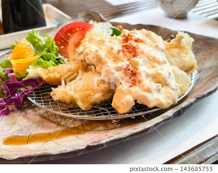 南蠻雞,淋上塔塔醬。一道日式雞肉料理,也是宮崎縣的特色菜。 南蠻雞,淋上塔塔醬。一道日式雞肉料理,也是宮崎縣的特色菜。 143685755