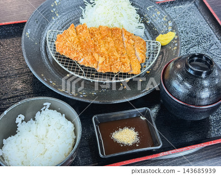 日式炸豬排套餐。一道日式料理，由炸豬裡肌肉和高麗菜絲組成。 143685939