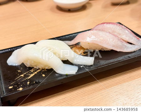 魷魚和鰤魚握壽司。 魷魚和鰤魚握壽司。 143685958
