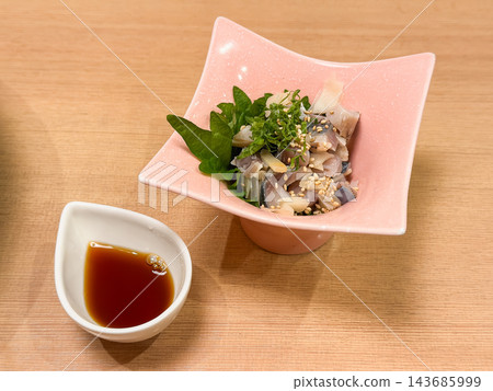 一道用芝麻、生薑醃製的鯖魚,配上醬汁。 一道用芝麻、生薑醃製的鯖魚,配上醬汁。 143685999