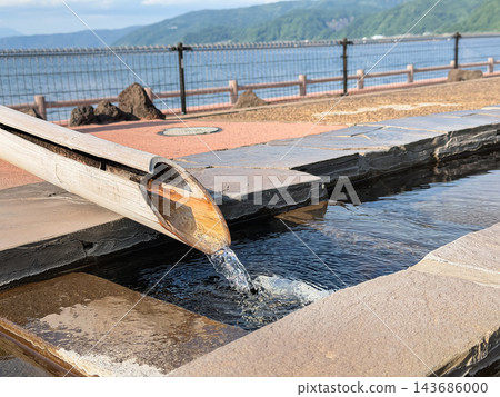 泡腳池的同時還能欣賞海景。溫水從竹管流出。 143686000