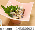 A dish made by mixing marinated mackerel with sesame seeds and ginger. 143686021