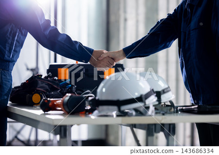 建築工地工人們握手 143686334