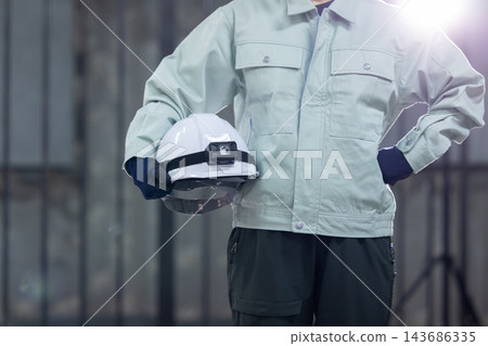 建築工地：一名工人的手拿著安全帽 143686335
