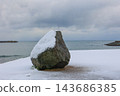 Large snow-covered rocks and a winter coastal landscape 143686385