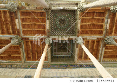 博洛豪茲清真寺，擁有美麗的胡桃木柱和天花板裝飾。 143686653