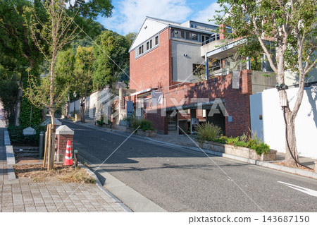北野坂,一條通往神戶外國人居住區附近的坡路。 北野坂,一條通往神戶外國人居住區附近的坡路。 143687150