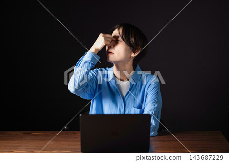 一個女人在個人電腦前遇到麻煩 一個女人在個人電腦前遇到麻煩 143687229