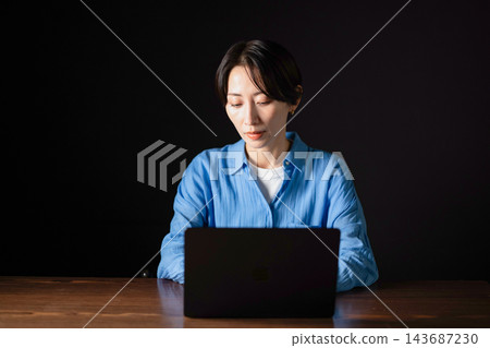 一個女人在個人電腦前遇到麻煩 一個女人在個人電腦前遇到麻煩 143687230