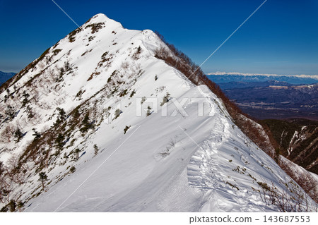 八嶽山脈的冬天、權現山、玉簪花和北阿爾卑斯山。 八嶽山脈的冬天、權現山、玉簪花和北阿爾卑斯山。 143687553