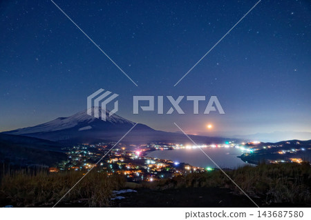 從明神山看到的富士山、夜幕下的山中湖、繁星點點的天空和日落。 從明神山看到的富士山、夜幕下的山中湖、繁星點點的天空和日落。 143687580