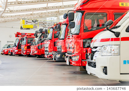 消防車停在消防站 消防車停在消防站 143687746