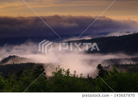 晨霧籠罩的群山 晨霧籠罩的群山 143687970