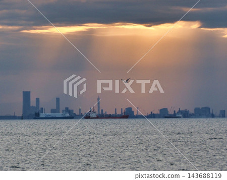 暮色籠罩下的天空和雲朵 暮色籠罩下的天空和雲朵 143688119