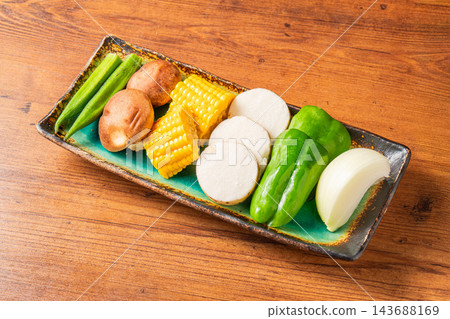 色彩繽紛的烤蔬菜拼盤，非常適合烤肉（日式燒烤）。 143688169
