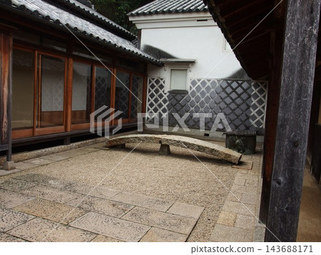 迷人的景色，包括土牆、倉庫、花園和古老的農舍。 143688171