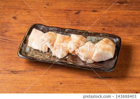 「丸腸」(小腸)是一條圓形的管狀腸,裡面充滿了多汁的脂肪。 「丸腸」(小腸)是一條圓形的管狀腸,裡面充滿了多汁的脂肪。 143688401