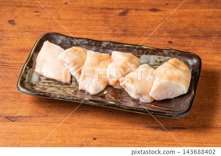 「丸腸」(小腸)是一條圓形的管狀腸,裡面充滿了多汁的脂肪。 「丸腸」(小腸)是一條圓形的管狀腸,裡面充滿了多汁的脂肪。 143688402