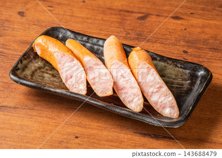 多汁的香腸是烤肉和燒烤中不可或缺的一部分。 143688479