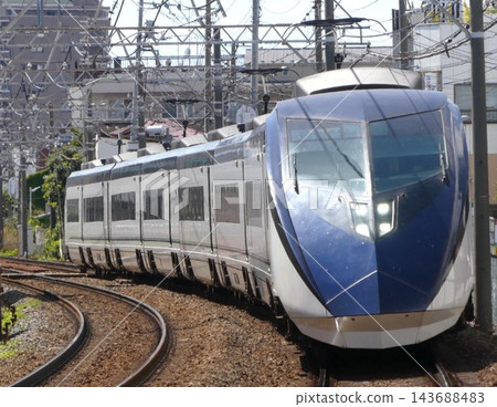 京成電氣鐵道AE系列「Skyliner」特快列車在京成本線大花茶屋站附近運行。 京成電氣鐵道AE系列「Skyliner」特快列車在京成本線大花茶屋站附近運行。 143688483