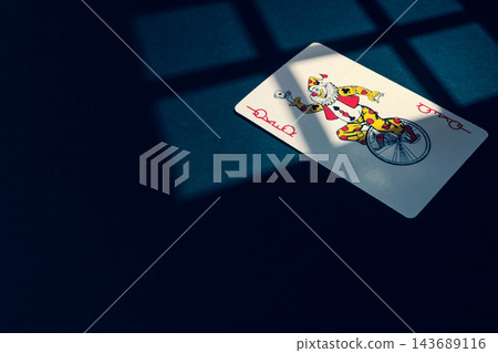 撲克牌中的小丑牌象徵遊戲中的王牌。 撲克牌中的小丑牌象徵遊戲中的王牌。 143689116