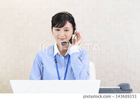 微笑的女操作員 143689151