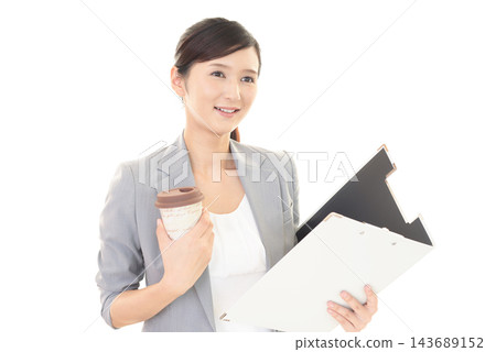 帶著微笑的女員工 帶著微笑的女員工 143689152