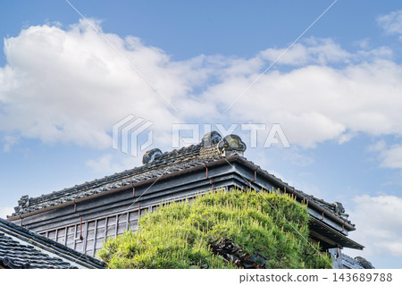 日本傳統建築：藍天下是一座鋪著日式瓦片的建築（圖） 143689788