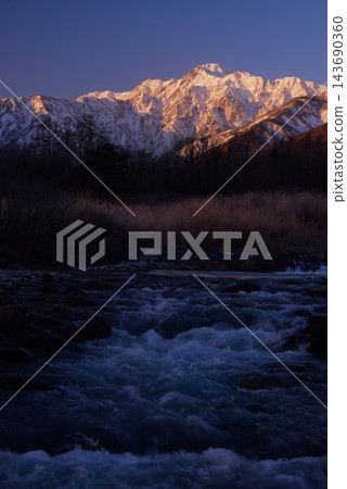 沐浴在晨光中的白馬五龍山。 沐浴在晨光中的白馬五龍山。 143690360