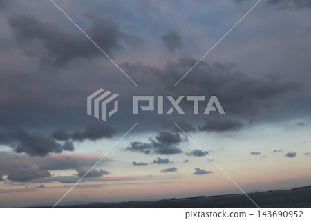 透過雲層看到的天空 透過雲層看到的天空 143690952
