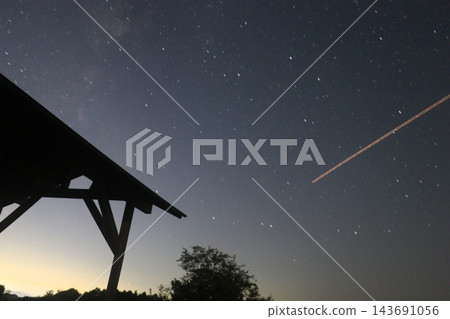 飛機飛過的繁星點點的夜空 143691056