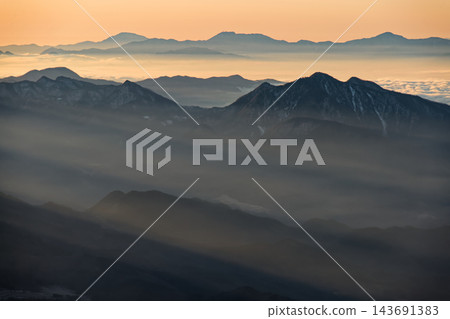 從八岳連峰的前光頭眺望茅嶽山、五所體山、三毛山、禦坂黑岳的早晨景色。 從八岳連峰的前光頭眺望茅嶽山、五所體山、三毛山、禦坂黑岳的早晨景色。 143691383