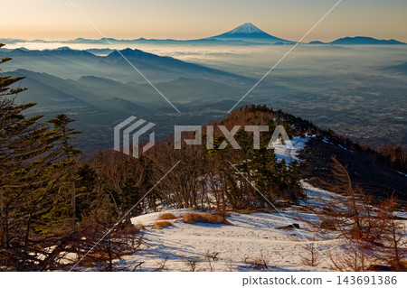 清晨，從八嶽山脈的前光頭眺望富士山和周圍的山脈，陽光斜照其上。 143691386
