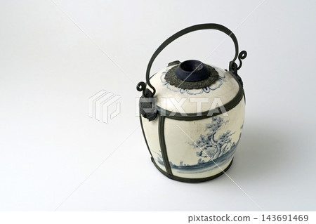 仿製水煙管,一種產自中國或越南的吸煙用具。 仿製水煙管,一種產自中國或越南的吸煙用具。 143691469