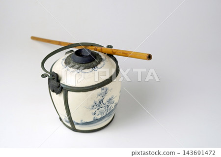 仿製水煙管,一種產自中國或越南的吸煙用具。 仿製水煙管,一種產自中國或越南的吸煙用具。 143691472