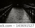 被雨水打濕的木製平台走道 143691527