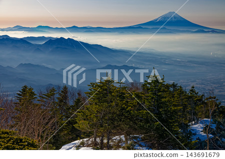 冬季從八嶽山脈的三頭峰眺望富士山 冬季從八嶽山脈的三頭峰眺望富士山 143691679