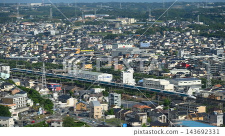 從豐橋市岩屋綠地觀景台上看到的東海道新幹線 從豐橋市岩屋綠地觀景台上看到的東海道新幹線 143692331