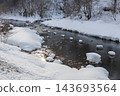Snow-covered riverbanks and winter mountain stream scenery 143693564