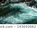 碧綠清澈的溪流和湍急的漩渦 143693662