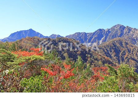 從白馬五龍的富尾嶺健行步道上可以欣賞到山景。 從白馬五龍的富尾嶺健行步道上可以欣賞到山景。 143693815