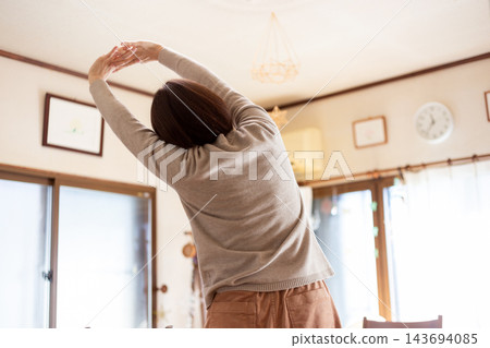 中老年婦女在家運動 143694085