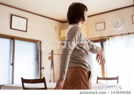 中老年婦女在家運動 143694086