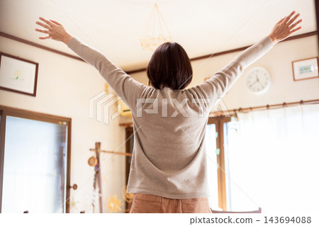 中老年婦女在家運動 143694088